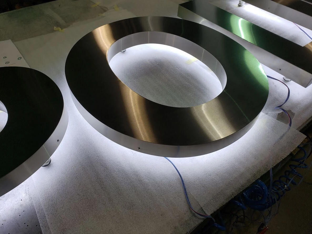 Huruf timbul stainless backlite